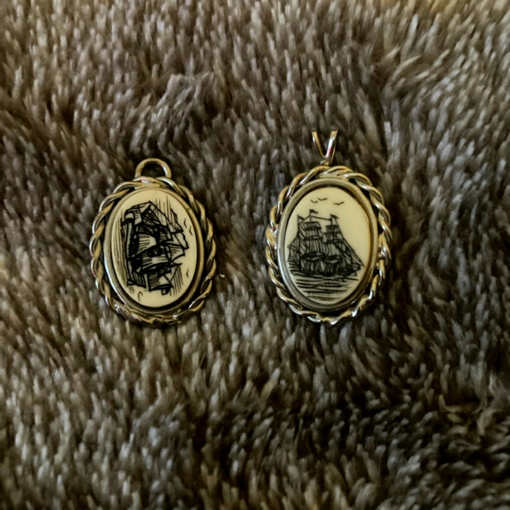 2 pendants